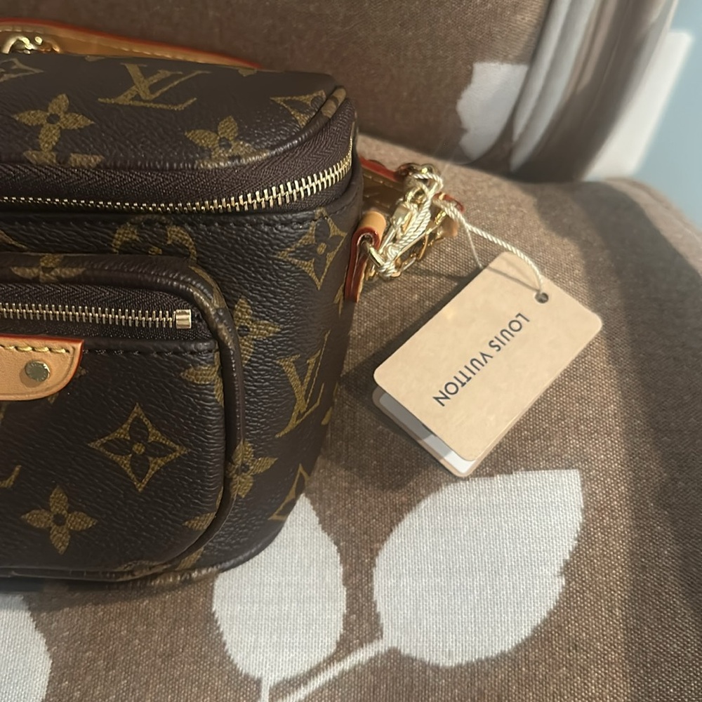 Brand new never worn LV bumbag, Fanny pack. Comes with two types of straps. - Picture 2 of 4